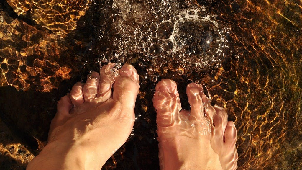 feet-in-the-water-2124781_1280
