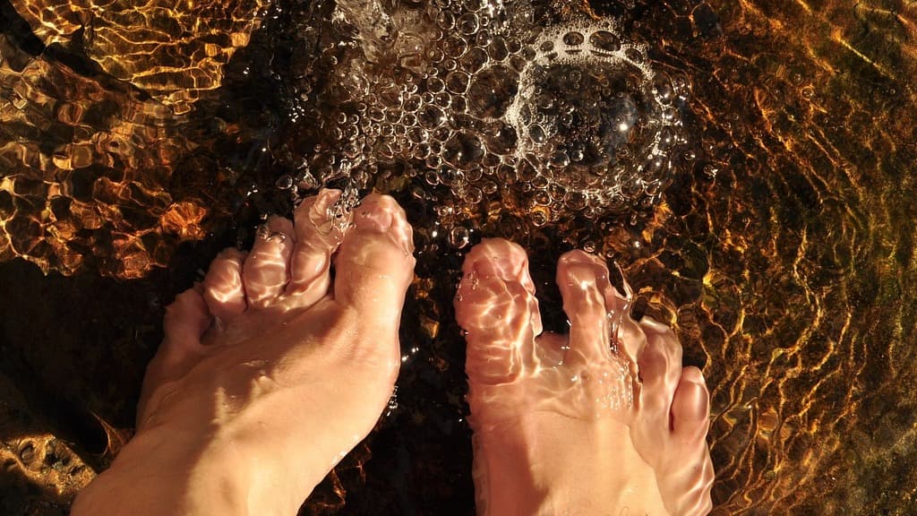 feet-in-the-water-2124781_1280